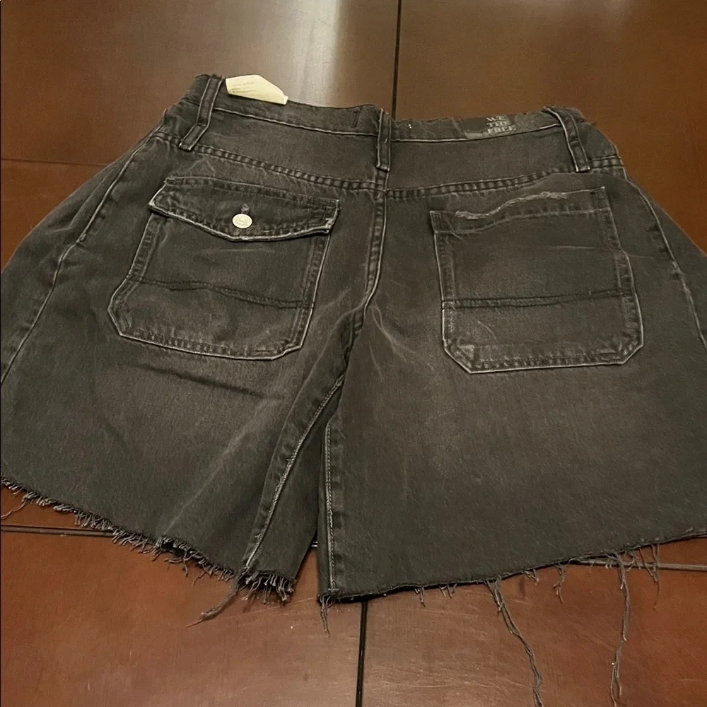 We The Free, boomerang Black Jean Shorts missing one top copper rivet. - Picture 3 of 15